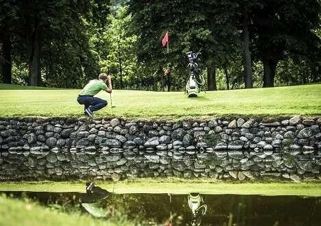 Golfer mit Golfbag während der Golfgruppenreise