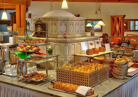 Frühstücksbuffet des Yachthotels Chiemsee während unserer Golfgruppenreise