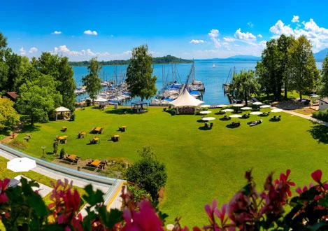 Gartenbereich des Golfhotels Yachthotel Chiemsee während unserer Golfgruppenreise